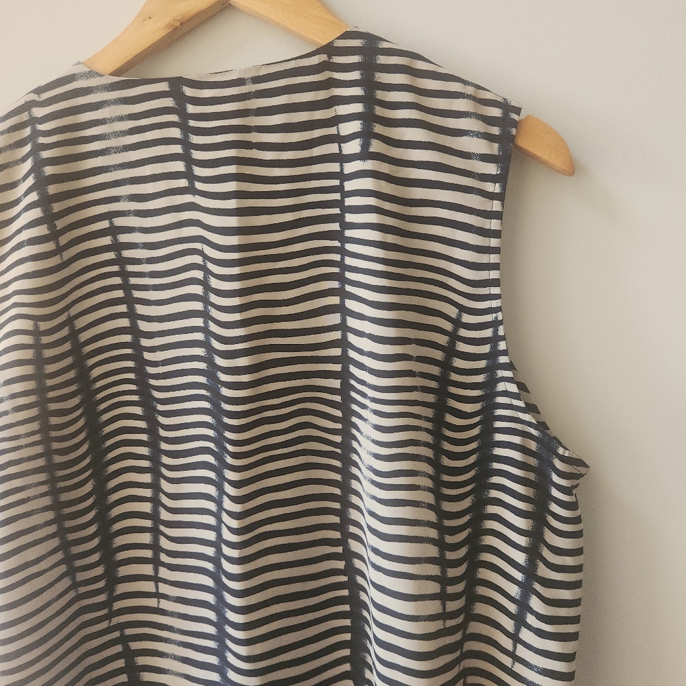 Le Caviar Striped Button Front Sleeveless Blouse XL Navy Ivory Top - Picture 8 of 8